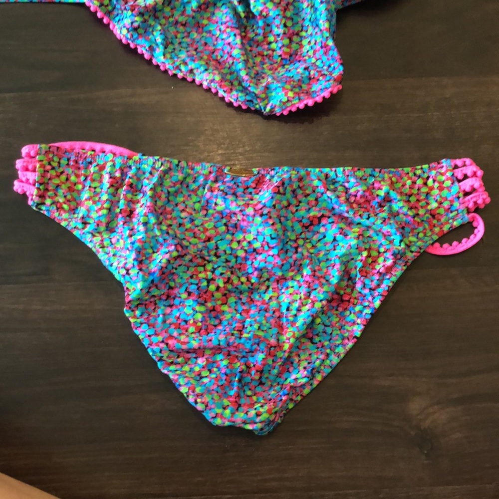Bikini - Picture 2 of 6